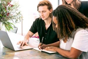 Blended learning: een combinatie van online en live, individueel en in een groep leren