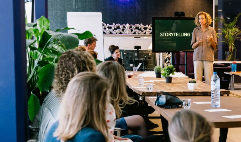 Rocky Hehakaija aan het werk tijdens een teamsessie in het leiderschapsprogramma The Ripple