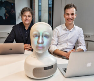 Jan Kwint en Ivo Winkes met in het midden LTP-robot Sigmund. © Marco Okhuizen